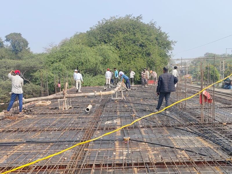 The site team working across the deck before the pour