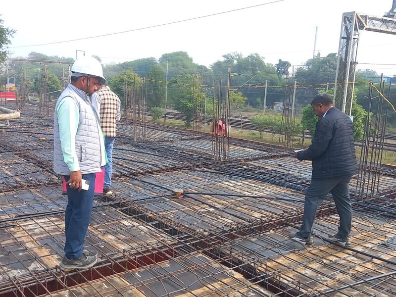 The reinforcement mat laid in bands with column starter bars standing